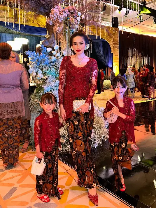 Kebaya yang dibuat oleh Kirtas by Cinintya Syakyakirti tersebut dipadukan bawahan kain batik panjang warna coklat. Kebaya tersebut serasi dengan kedua putrinya. [@yaswildblood]