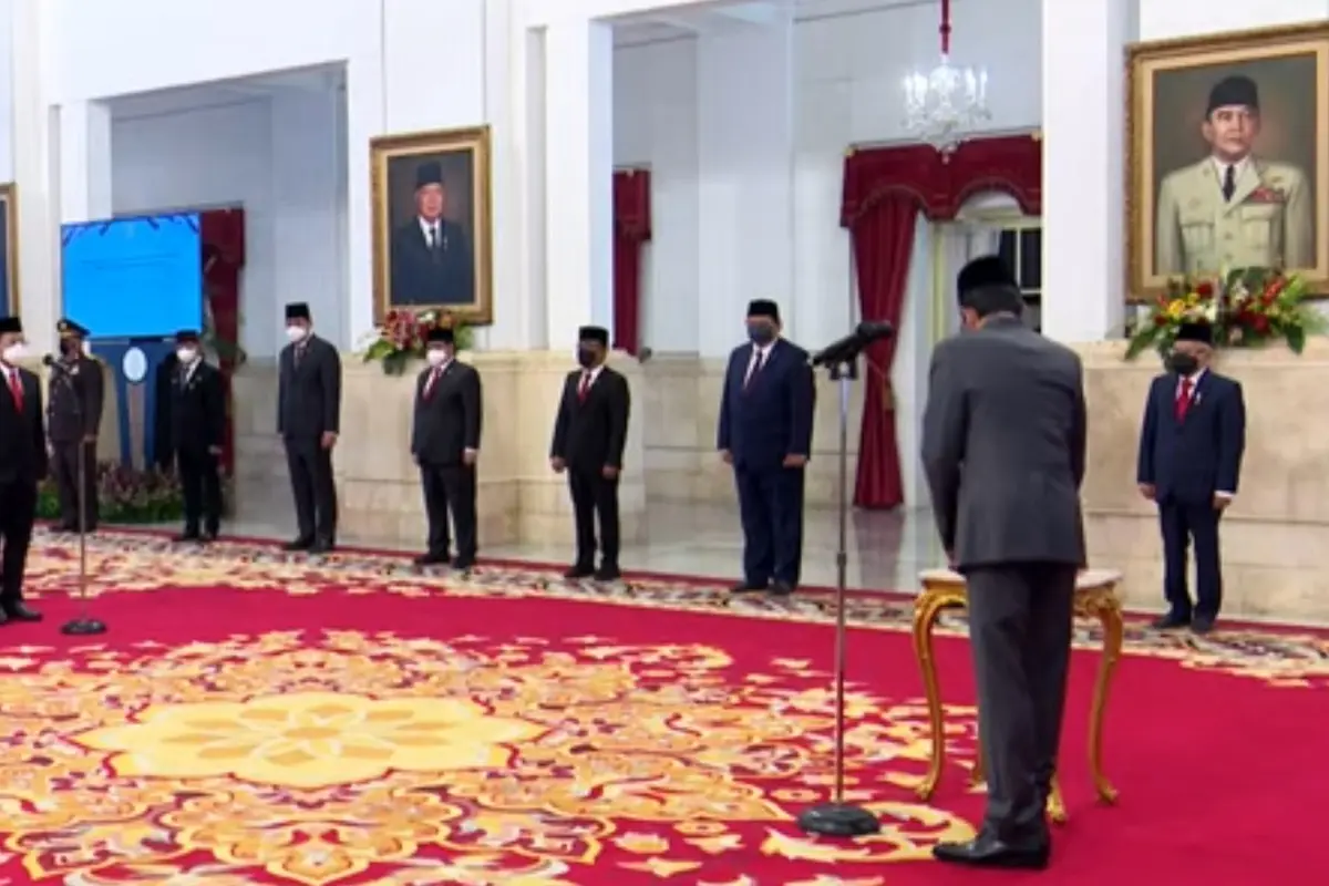 Presiden Jokowi melantik Andi Widjajanto jadi Gubernur Lemhanas serta Direktur Utama PT Rajawali Nusantara Indonesia (RIN) Arief Prasetyo Adi sebagai Kepala Badan Pangan Nasional di Istana Negara, Jakarta, Senin (21/2/2022).