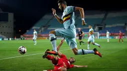 Pemain Belgia, Yannick Carrasco (kanan), dihadang pemain Gibraltar, Jean-Carlos Garcia, dalam laga lanjutan Grup C Kualifikasi Piala Dunia 2018 zona Eropa di Faro Municipal Stadium, Faro, Gibraltar, Selasa (11/10/2016). (Reuters/Rafael Marchante)