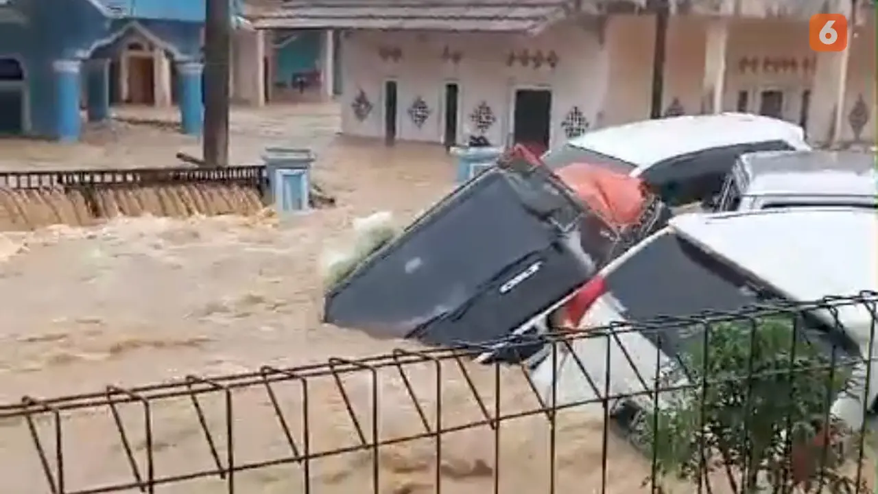 Banjir bandang hanyutkan mobil warga di Kampung Parungseah, Desa Curugluhur, Kecamatan Sagaranten, Kabupaten Sukabumi (Liputan6.com/Istimewa).