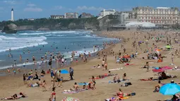 Orang-orang berjemur di pantai Biarritz, Prancis, Kamis (19/4). Masyarakat Paris banyak mengisi musim semi dengan berjemur di pantai. (AP Photo/Bob Edme)
