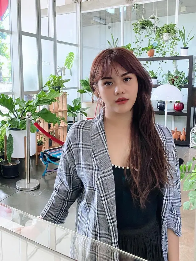 6 Potret Terbaru Mytha Lestari dengan Rambut Panjang dan Poni, Bikin Pangling