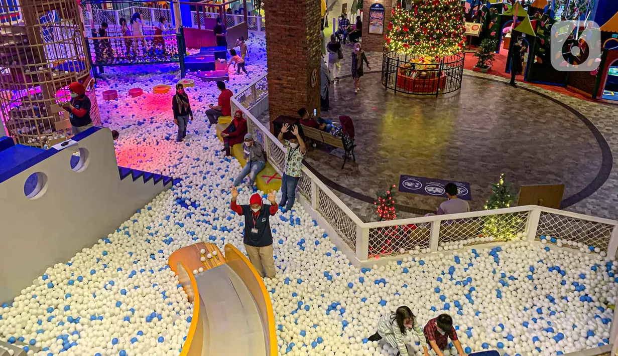 <p>Keseruan anak-anak bermain wahana permainan playground indoor di pusat perbelanjaan, Jakarta, Rabu (4/5/2022). Hari ketiga Lebaran, wahana permainan anak di mall diserbu karena menjadi alternatif bagi anak menghabiskan waktu yang tidak hanya bisa bermain namun juga sekaligus belajar dengan cara menyenangkan. (Liputan6.com/Faizal Fanani)</p>