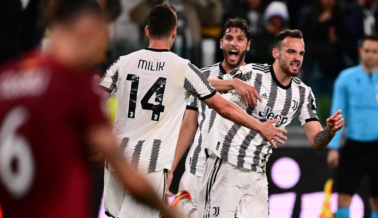 Pemain Juventus, Federico Gatti melakukan selebrasi setelah mencetak gol penyeimbang 1-1 ke gawang Sevilla pada laga leg pertama semifinal Liga Europa 2022/2023 di Allianz Stadium, Juventus, Jumat (12/05/2023) WIB. (AFP/Marco Bertorello)