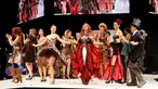 Para model yang terdiri dari penyanyi, selebriti dan presenter Prancis berpose saat mengenakan busana karya desainer dan chocolatier profesional dalam fashion show Chocolate Fair 2016 di Porte de Versailles di Paris (27/10). (AFP/Francois Guillot)