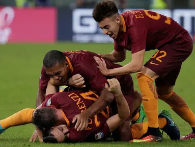 Para pemain AS Roma, merayakan gol Kostas Manolas  saat melawan Inter Milan pada lanjutan Serie A Italia di Stadion Olympico, Roma, Senin (3/10/2016) dini hari WIB. (REUTERS/Max Rossi)