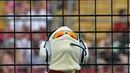 Seorang penjaga garis melihat keatas saat sesi latihan Grand Prix Singapura F1 (18/9/2015). Kabut asap yang menyelimuti sirkuit tak menyurutkan pembalap untuk tetap melakukan pemanasan. (REUTERS/Edgar S)