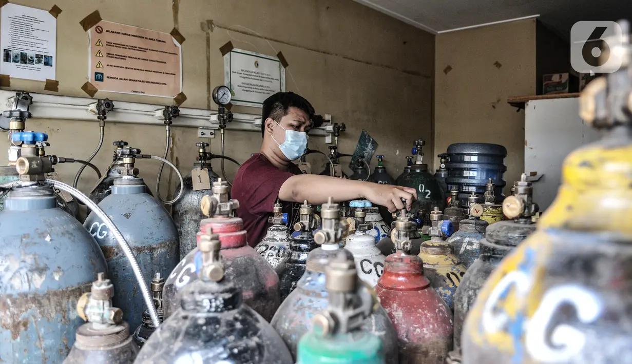 Pekerja memeriksa tabung oksigen (o2) di agen isi ulang oksigen kawasan Kalimalang, Jakarta, Rabu (27/1/2021). Rata-rata warga menggunakan oksigen untuk pribadi dan penanganan darurat saat isolasi mandiri di rumah. (merdeka.com/Iqbal S Nugroho)