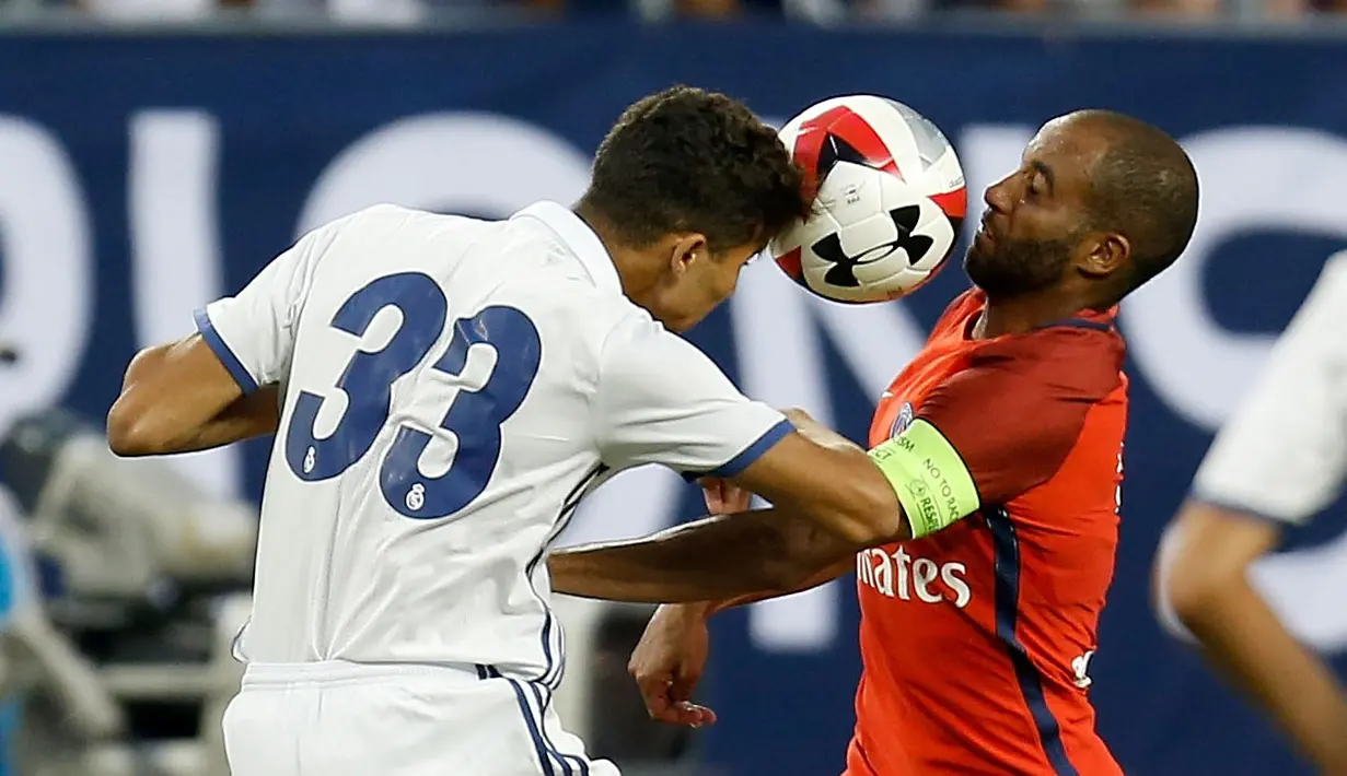 Pemain Real Madrid, Acraf Hakimi (kiri), berebut bola dengan pemain PSG. Lucas Moura, pada laga International Champions Cup (ICC) 2016, di Stadion Ohio, Columbus, Ohio, AS, Kamis (28/7/2016) pagi WIB. (Getty Images/AFP/Kirk Irwin)