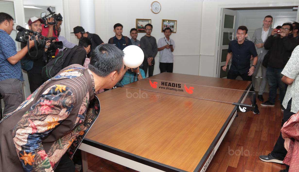 Menpora, Imam Nahrawi (kiri) dan Egy Maulana Vikri beradu skil bermain bola sundul di Kementrian Pemuda dan Olahraga, Jakarta, (5/1/2018). Egy Maulana memiliki peluang bermain di Eropa tahun 2018. (Bola.com/Nicklas Hanoatubun)