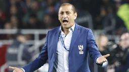 Ekspresi kecewa pelatih Al Hilal, Ramon Diaz saat menghadapi Real Madrid pada laga final Piala Dunia Klub 2022 di Prince Moulay Abdellah Stadium, Rabat, Arab Saudi (11/2/2023). Ramon Diaz yang kini menjadi pelatih Al Hilal di Saudi Pro League mencetak total 8 gol pada edisi kedua Piala Dunia U-20 tahun 1979 di Jepang dan mengantar Argentina sebagai kampiun. Gelar top skor pun diraihnya, sementara rekannya Diego Maradona terpilih sebagai pemain terbaik turnamen. (AFP/Khaled Desouki)