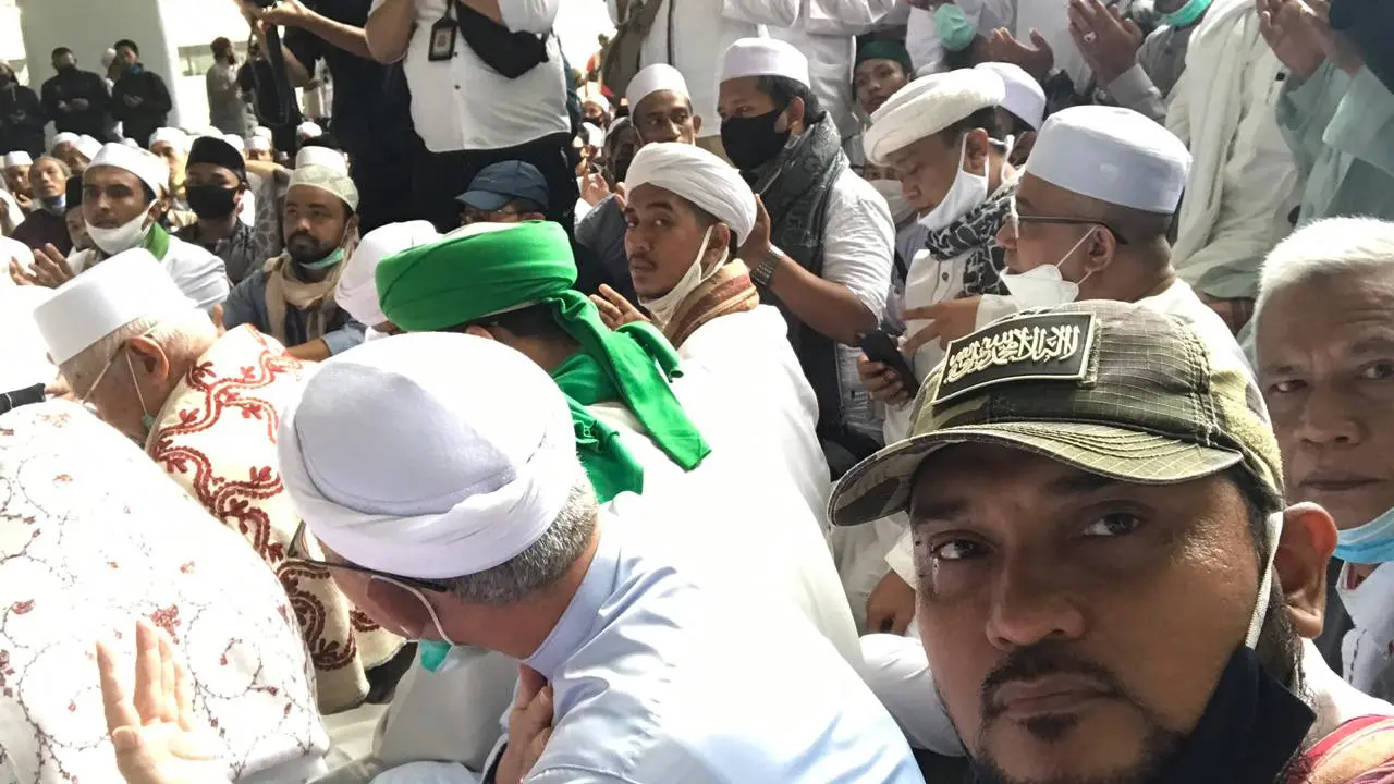Massa FPI yang akan menyambut kedatangan Rizieq Sihab kepung Bandara Internasional Soekarno Hatta (Soetta)
