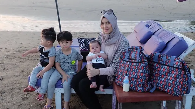 Ratna Galih Mengurus Anak-Anaknya