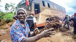 Banjir bandang dan tanah longsor juga menyapu rumah-rumah warga dan memutus sejumlah jalan utama di Kenya. (AP Photo/Patrick Ngugi)