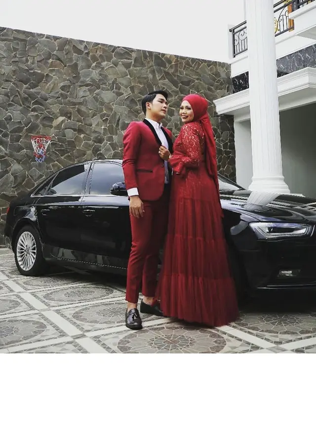 Kenakan Busana Senada, Ini 6 Pemotretan Elly Sugigi dan Aditya Gumelar Bak Prewedding