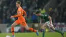 Gelandang Belanda, Frankie De Jong, menghindari kejara gelandang Irlandia Utara, Gavin Whyte, pada laga Kualifikasi Piala Eropa 2020 di Windsor Park, Belfast, Sabtu (16/11). Kedua negara bermain imbang 0-0. (AFP/Mark Marlow)