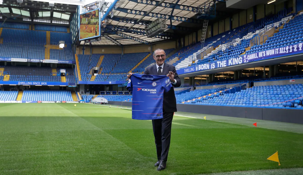 Pelatih baru Chelsea, Maurizio Sarri berpose dengan jersey tim usai konferensi pers di Stamford Bridge di London (18/7). Pria Italia 59 ini resmi menjadi manajer Chelsea selama tiga musim. AP Photo/Kirsty Wigglesworth)