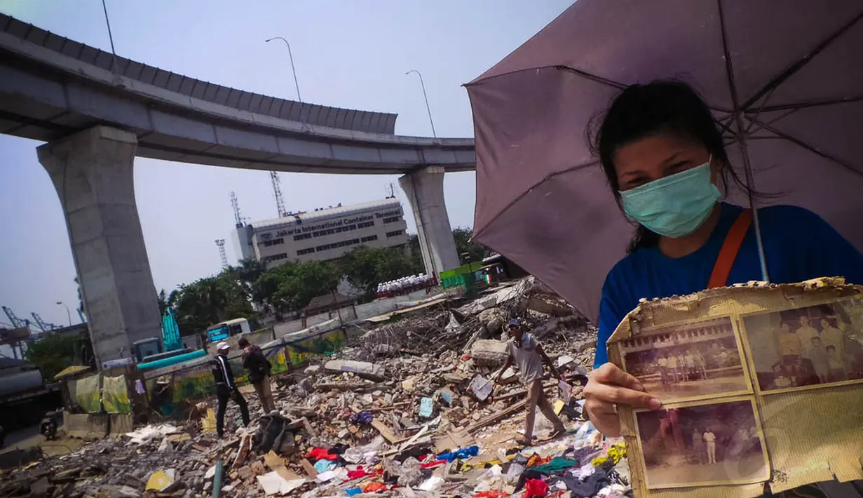 Penggusuran di Kali Baru tersebut dilakukan untuk melanjutkan pembangunan Tol Akses Tanjung Priok (ATP), Jakarta, (4/9/14). (Liputan6.com/Faizal Fanani)