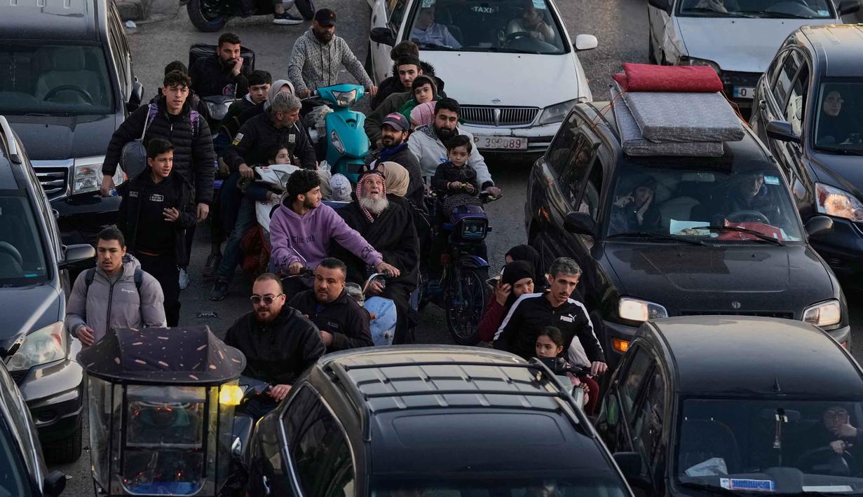 Menurut Kementerian Sosial Lebanon, setidaknya 83.000 orang telah mengungsi sejak Israel melancarkan serangan udara pada pekan ini. Tampak dalam foto, para pengungsi yang melarikan diri dari serangan udara Israel di Dahiyeh, pinggiran selatan Beirut, terjebak kemacetan di Beirut, Lebanon, Kamis 5 Maret 2026. (AP Photo/Bilal Hussein)