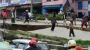 Penampakan jalan di Kathmandu yang rusak parah akibat gempa bumi yang menghantam Nepal, Minggu (26/4/2015). Gempa berkekuatan 7,8 Skala Richter dikabarkan telah menelan korban sekitar 2000 jiwa. (AFP Photo/Prakash Mathema)