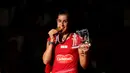 Carolina Marin berpose dengan medali emas dan trofi Kejuaraan Dunia Bulutangkis 2015. Minggu (16/8/2015). (Bola.com/Arief Bagus)