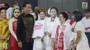 Presiden Joko Widodo menghadiahi buku pada HUT ke-72 Ketua Umum PDIP Megawati Soekarnoputri di Grand Sahid Jakarta, Rabu (23/1). Para menteri Kabinet Gotong Royong menghadiahkan buku berjudul The Brave Lady kepada Megawati. (Liputan6.com/Angga Yuniar)