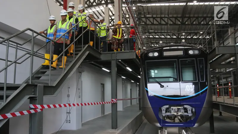 Ajak Anak, Anies Baswedan Jajal Kereta MRT di Depo Lebak Bulus