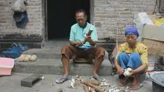 Beginilah keseharian pasangan kakek dan nenek, Sukri dan Mujinem warga Kabupaten Blitar yang berprofesi sebagai penjual gorengan,meski usianya sudah tua keduanya tetap giat bekerja, namun siapa sangka keduanya tahun ini terpanggil untuk menunaikan Ib...