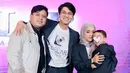 Sempat ramai Leslar Entertainment dibubarkan hingga karyawan mengundurkan diri saat ramai kasus KDRT, kini nama perusahaan Rizky Billar dan Lesti Kejora ini makin besar. Perlahan kembali membangun sebuah branding lagi, dukungan mengalir deras untuk pasangan yang menikah Agustus 2019 ini. Tak hanya berdua, Rizky Billar dan Lesti Kejora turut serta bawa Baby L untuk hadiri acara peluncuran lebel rekaman Leslar Records. (Liputan6.com/IG/@rizkybillar)