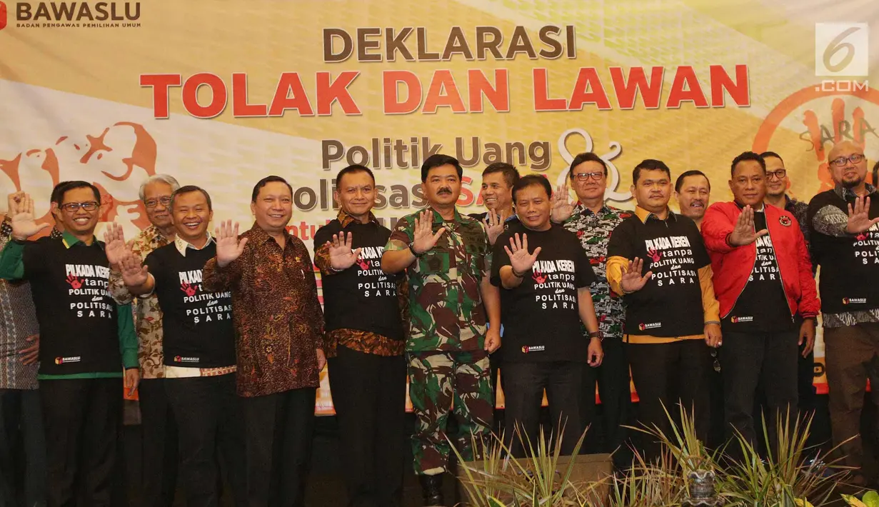 Ketua Bawaslu Abhan, Panglima TNI Hadi Tjahjanto, Mendagri Tjahjo Kumolo dan Komisioner KPU Ilham Saputra saat Deklarasi Tolak dan Lawan Politik Uang dan Politisasi SARA untuk Pilkada 2018 Berintegritas, Jakarta, Sabtu (10/2). (Liputan6.com/Angga Yuniar)