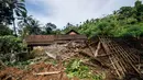 Korban selamat memeriksa rumahnya yang rusak tertimbun tanah longsor di Kabupaten Ponorogo, Jawa Timur, Minggu (2/4). Bencana tanah longsor yang terjadi Sabtu kemarin menimbun puluhan rumah, sedangkan 28 warga dinyatakan hilang. (JUNI KRISWANTO/AFP)