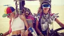 Model Poppy dan Cara Delevingne menaiki mobil saat menghadiri festival seni Burning Man di Nevada, AS. Festival tahunan ini telah berjalan 30 tahun.  (Instagram.com/derekblasberg)