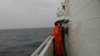 Petugas Basarnas mencari warga negara Australia yang jatuh dari kapal pesiar yang berada di perairan Bintan (Foto: Ist/Batamnews)