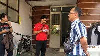 Disaat siang bolong, pelaku berhasil membobol rumah dan menggasak satu set perhiasan di dalam rumah tersebut.