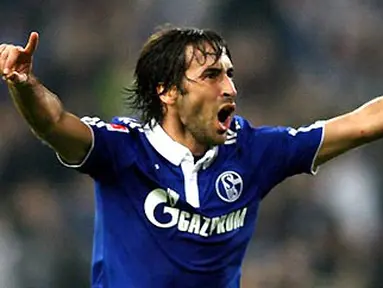 Raul bersorak usai mencetak gol ketika Schalke 04 mengalahkan St Pauli pada lanjutan Bundesliga di Veltins Arena, 5 November 2010. AFP PHOTO/PATRIK STOLLARZ