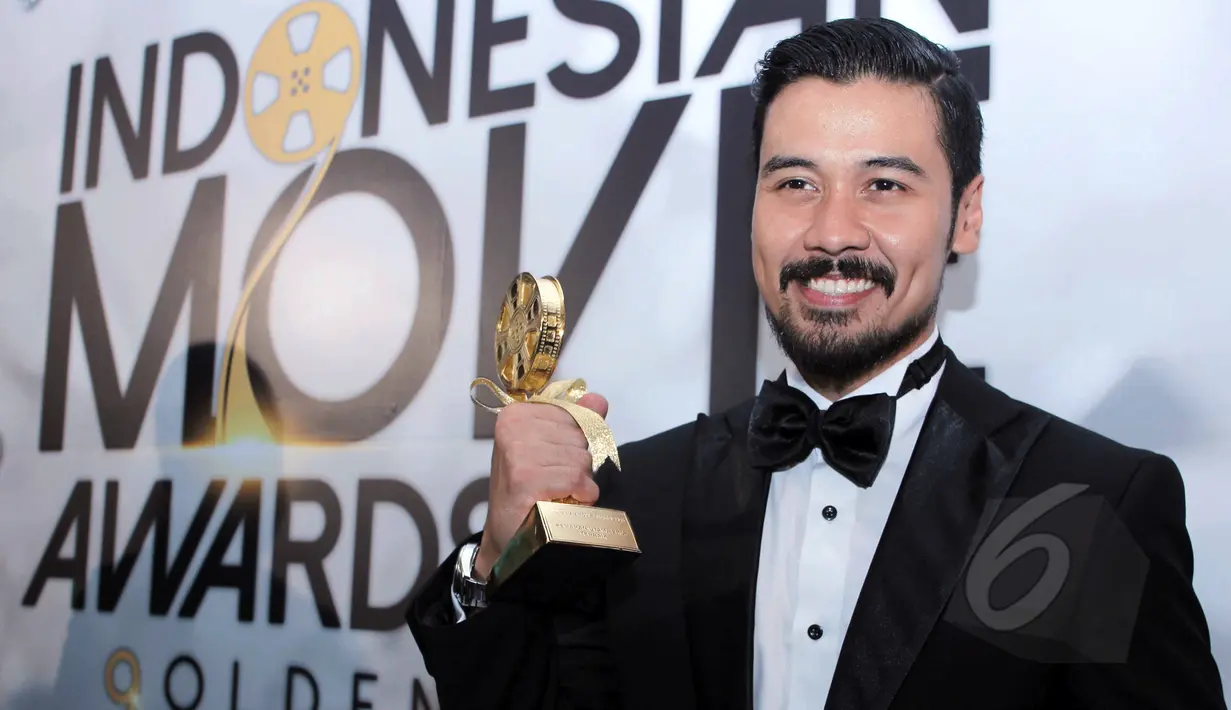 Chicco Jerikho saat menyabet penghargaan sebagai Pemeran Utama Pria Terfavorit dan Terbaik di ajang Indonesia Movie Awards 2015 di Balai Sarbini, Jakarta, Senin (18/5/2015). (Liputan6.com/Helmi Afandi)