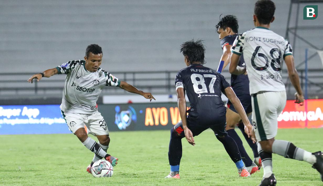 Arema FC harus puas diimbangi 0-0 oleh Persikabo 1973 dalam laga tunda pekan ke-17 BRI Liga 1 2021/2022 di Stadion Kapten I Wayan Dipta, Gianyar, Bali, Rabu (5/1/2022). Hasil ini membuang kesempatan Singo Edan untuk mengkudeta Persib Bandung dari posisi kedua. (Bola.com/Nandang Permana)