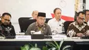 Menteri Koordinator Bidang Pembangunan Manusia dan Kebudayaan (Menko PMK) Muhadjir Effendy (tengah) saat Rapat Koordinasi Tingkat Menteri (RTM) terkait persiapan Natal 2023 dan Tahun Baru 2024 di Jakarta, Senin (11/12/2023). (Liputan6.com/Angga Yuniar)