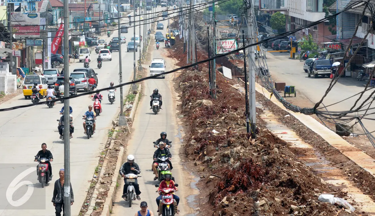 Sejumlah kendaraan melintas di Jalan Raya Siliwangi Pamulang, Kota Tangerang Selatan (Tangsel),Banten, Kamis (12/5). Kondisi jalan tersebut seringkali menimbulkan kemacetan dan menjadikan lokasi tersebut rawan kecelakaan. (Liputan6.com/Helmi Afandi)