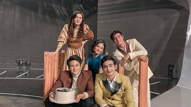 6 Potret Kebersamaan Pemain dalam Drama Musikal Buku Harian Seorang Istri,