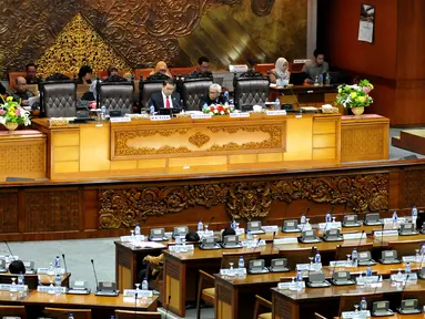 Ketua DPR RI Setya Novanto (kanan) menyampaikan pidato saat sidang paripurna di Komplek Parlemen, Jakarta. Jumat (24/04/2015). Sidang Paripurna yang beragendakan Laporan Komisi III DPR RI terhadap Hasil Pembahasan atas RUU. (Liputan6.com/Andrian M Tunay)