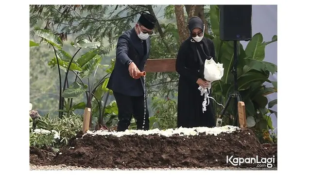 6 Momen Ridwan Kamil dan Atalia Praratya Tabur Bunga di Pusara Eril, Penuh Haru