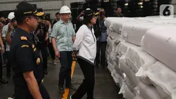 Menteri Keuangan Sri Mulyani Indrawati berkeliling melihat barang-barang yang ada di Pusat Logistik Berikat (PLB) Dunia Express, Sunter, Jakarta, Jumat (4/10/2019). PLB merupakan tempat penimbunan barang asal luar daerah pabean agar tidak menumpuk di pelabuhan. (Liputan6.com/Angga Yuniar)