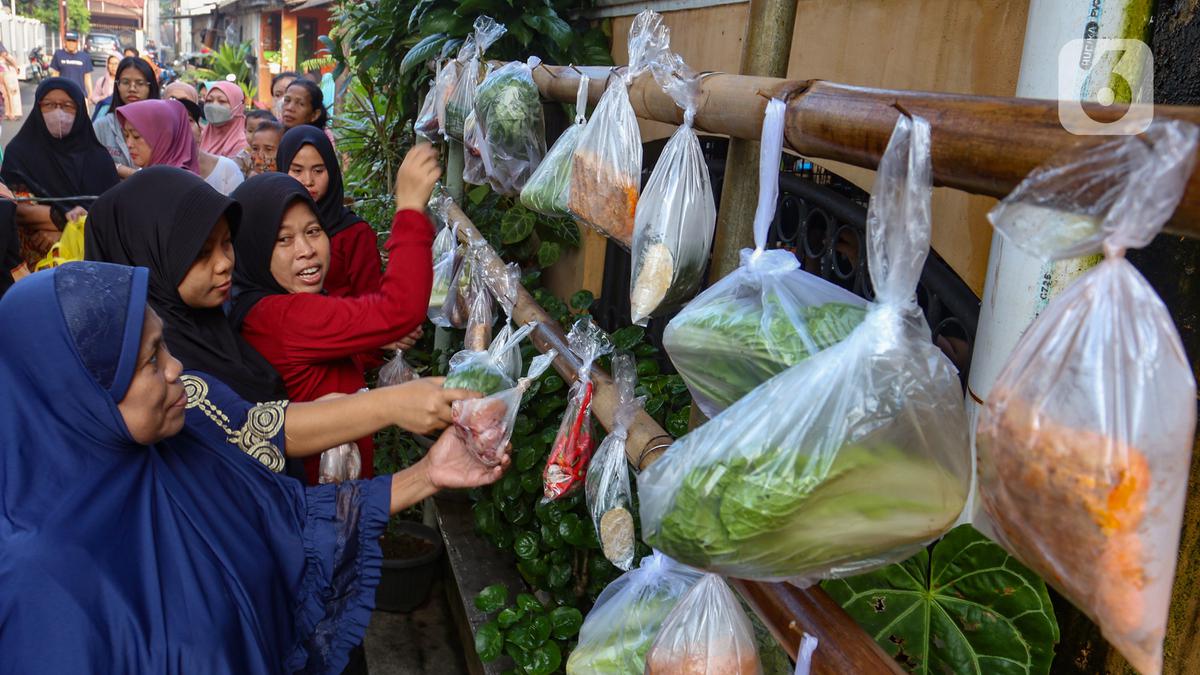 Bazar Ramadan, Berbagi Sayuran dan Pakaian Layak Pakai di Jati Padang