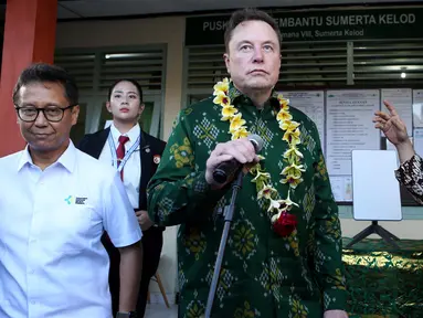 Elon Musk (tengah) berbicara kepada media saat peluncuran layanan internet satelit Starlink di kantor Pusat Kesehatan Masyarakat (Puskesmas) Pembantu Sumerta Kelod, Kota Denpasar, Bali, pada hari Minggu, 19 Mei 2024. (AP Photo/Firdia Lisnawati)