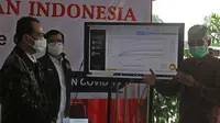 Menhub Budi Karya Sumadi mendengarkan penjelasan tentang alat GeNose C19 di Terminal Kampung Rambutan, Jakarta, Minggu (24/1/2021). Alat tersebut nantinya akan digunakan untuk mendeteksi Covid-19 kepada para penumpang bus AKAP. (Liputan6.com/Herman Zakharia)