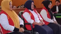 Trio emak-emak yang lakukan kampanye hitam terhadap capres Jokowi mendengarkan vonis hakim Pengadilan Negeri Karawang. (Liputan6.com/Abramena)