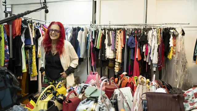 Lebih Berwarna, Happy Clothes Jadi Konsep Outfit Emily in Paris Season 2