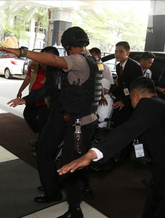 Terpidana terorisme Abu Bakar Baasyir berada dalam kursi roda saat akan menjalani pemeriksaan kesehatan di RSCM, Jakarta, Senin (16/4). (Liputan6.com/Arya Manggala)