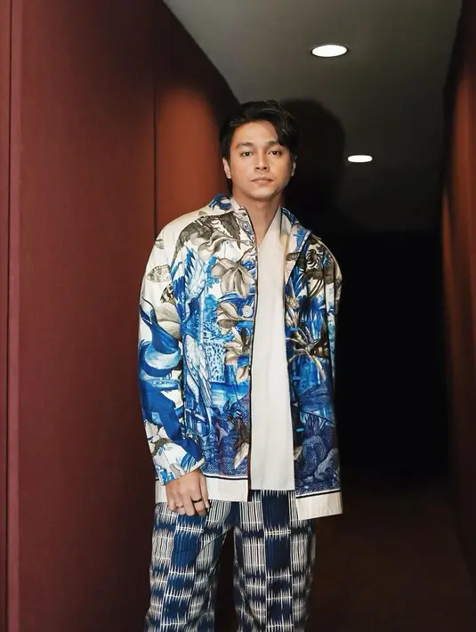 Deva Mahenra tampil full pattern dari atas sampai bawah saat hadiri gala premiere Ipar Adalah Maut. Suami Mikha Tambayong itu tampil memadukan outerwear motif floral print warna biru, dipadukan top putih, dan long pants motif plisket warna senada. [@devamahenra].